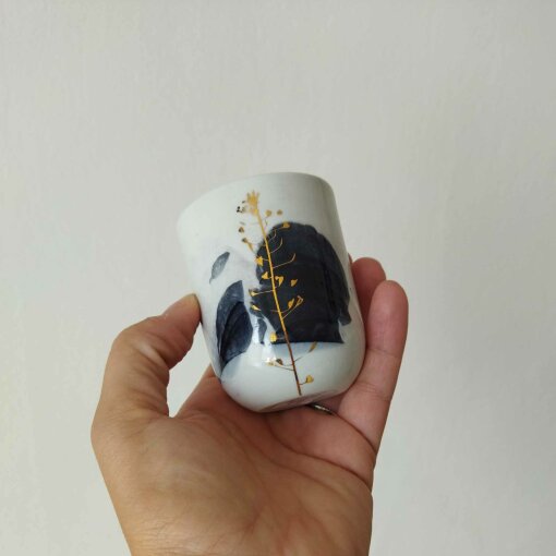 kalíšek černý se zlatou kokoškou